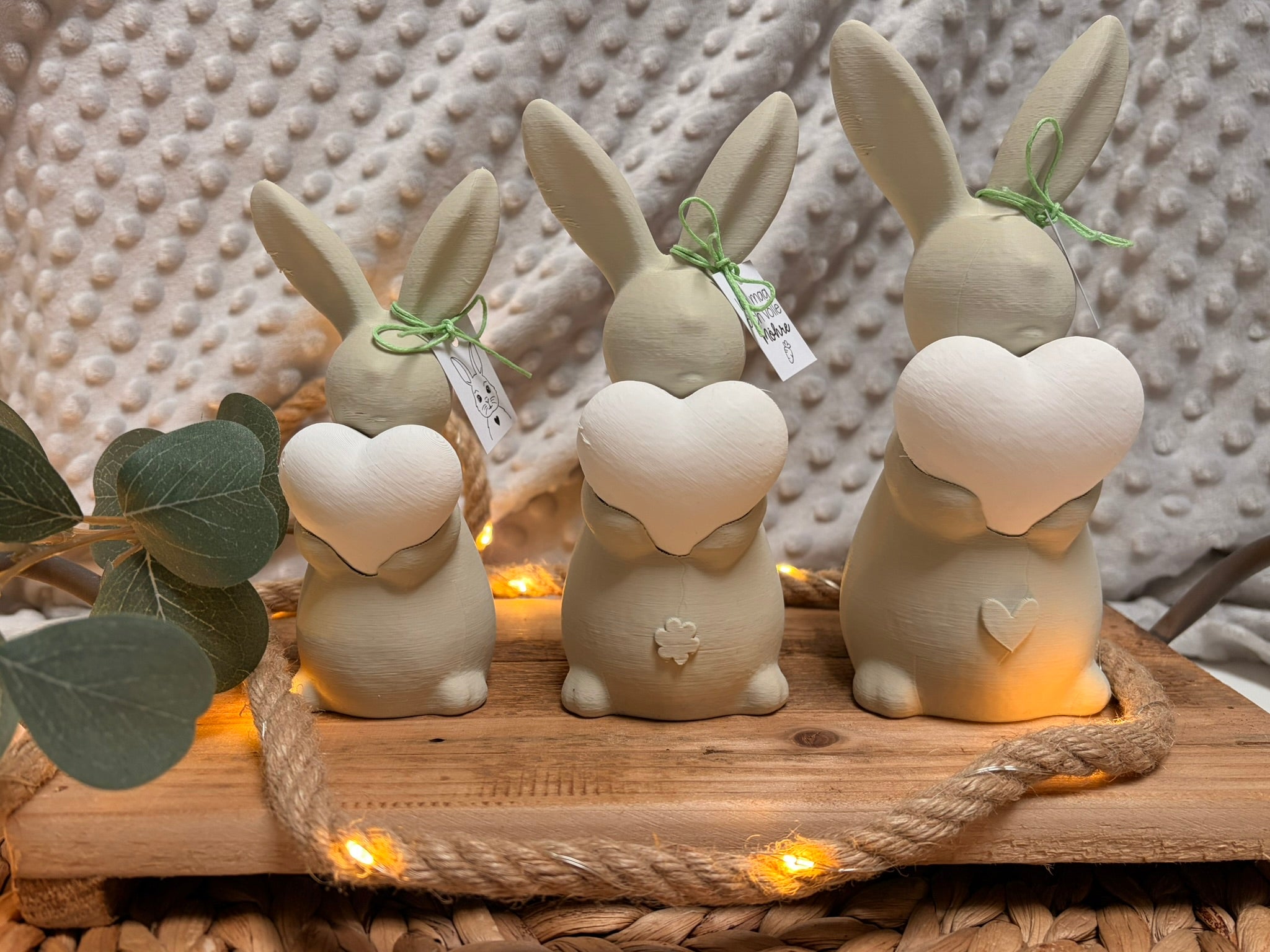 Osterhasen mit leuchtendem Herz