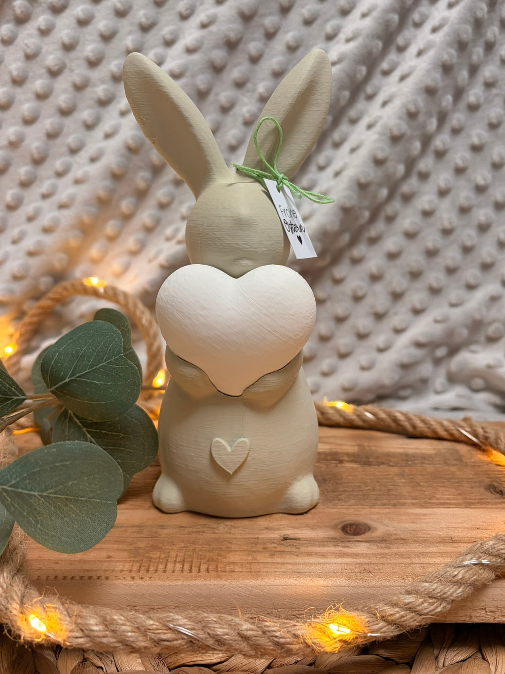 Osterhasen mit leuchtendem Herz