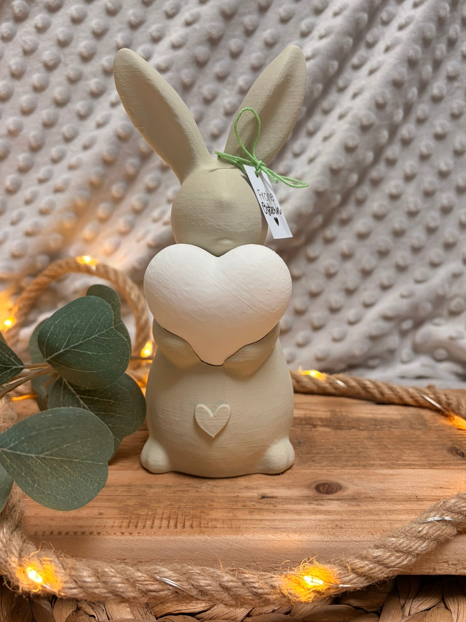 Osterhasen mit leuchtendem Herz