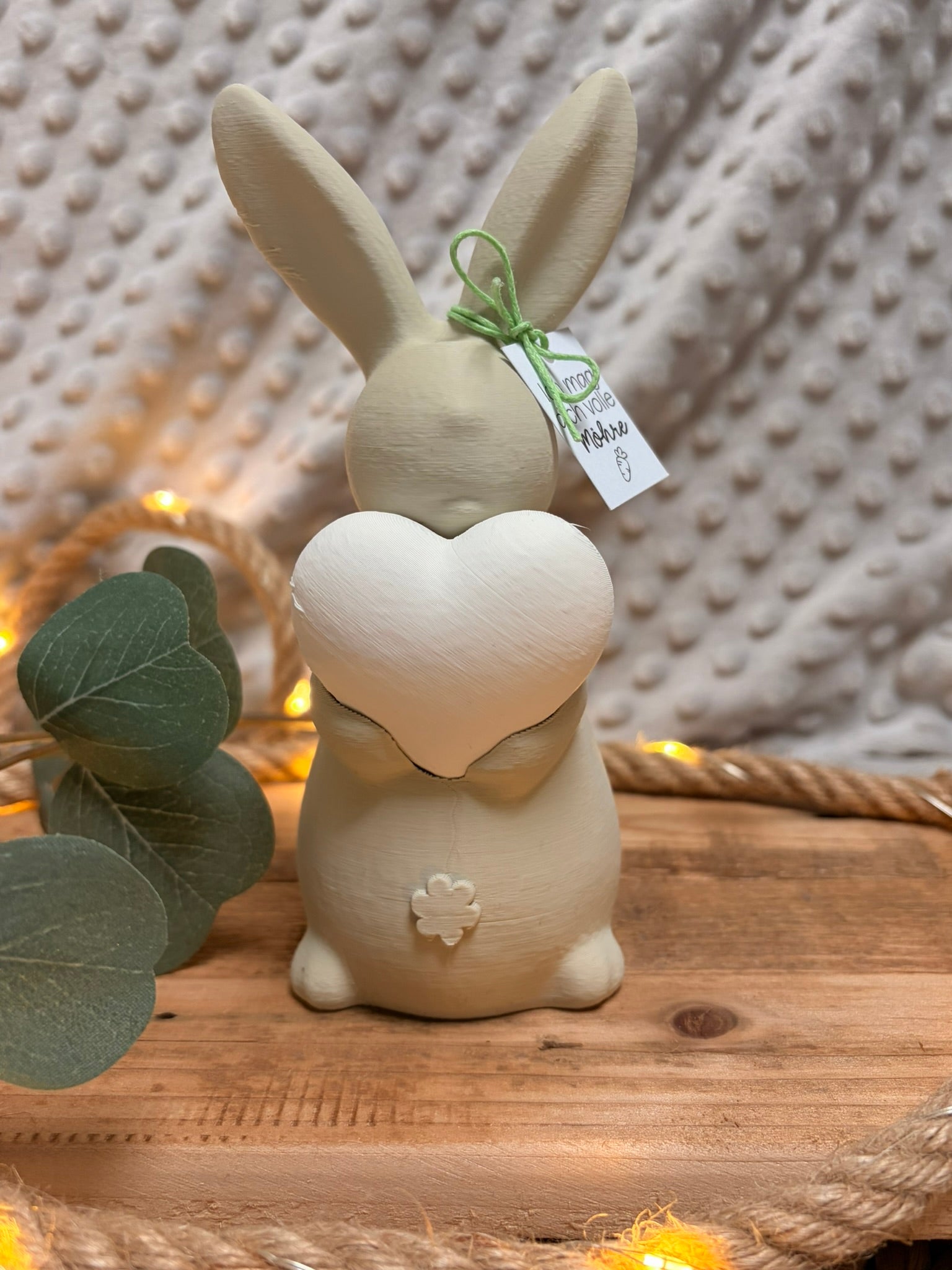 Osterhasen mit leuchtendem Herz