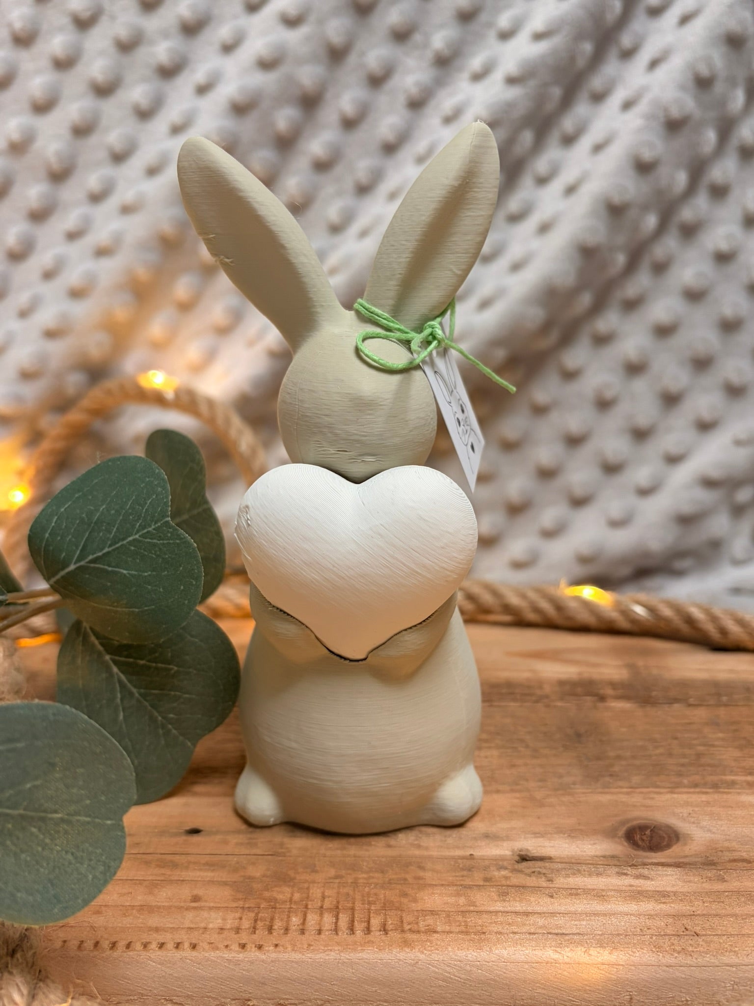 Osterhasen mit leuchtendem Herz