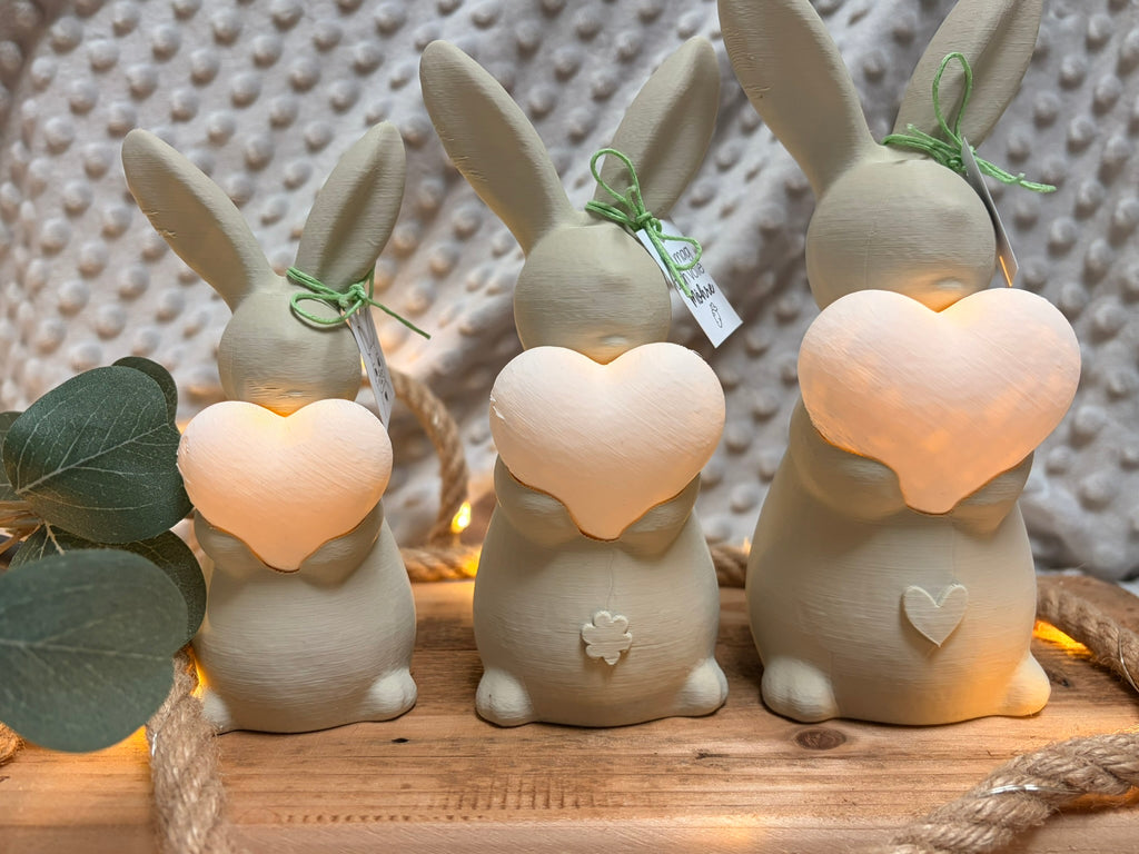 Osterhasen mit leuchtendem Herz