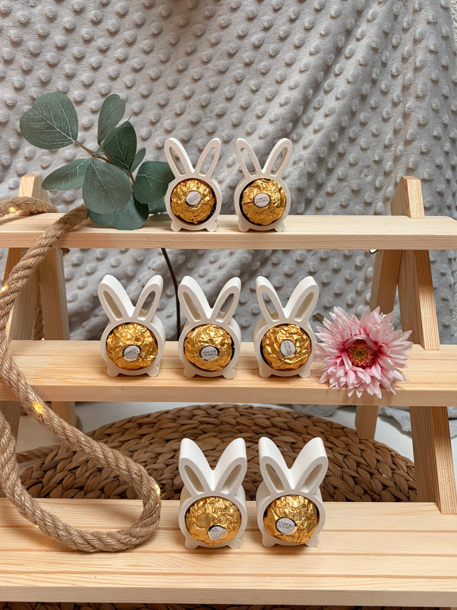 Osterhase mit Schokokugel