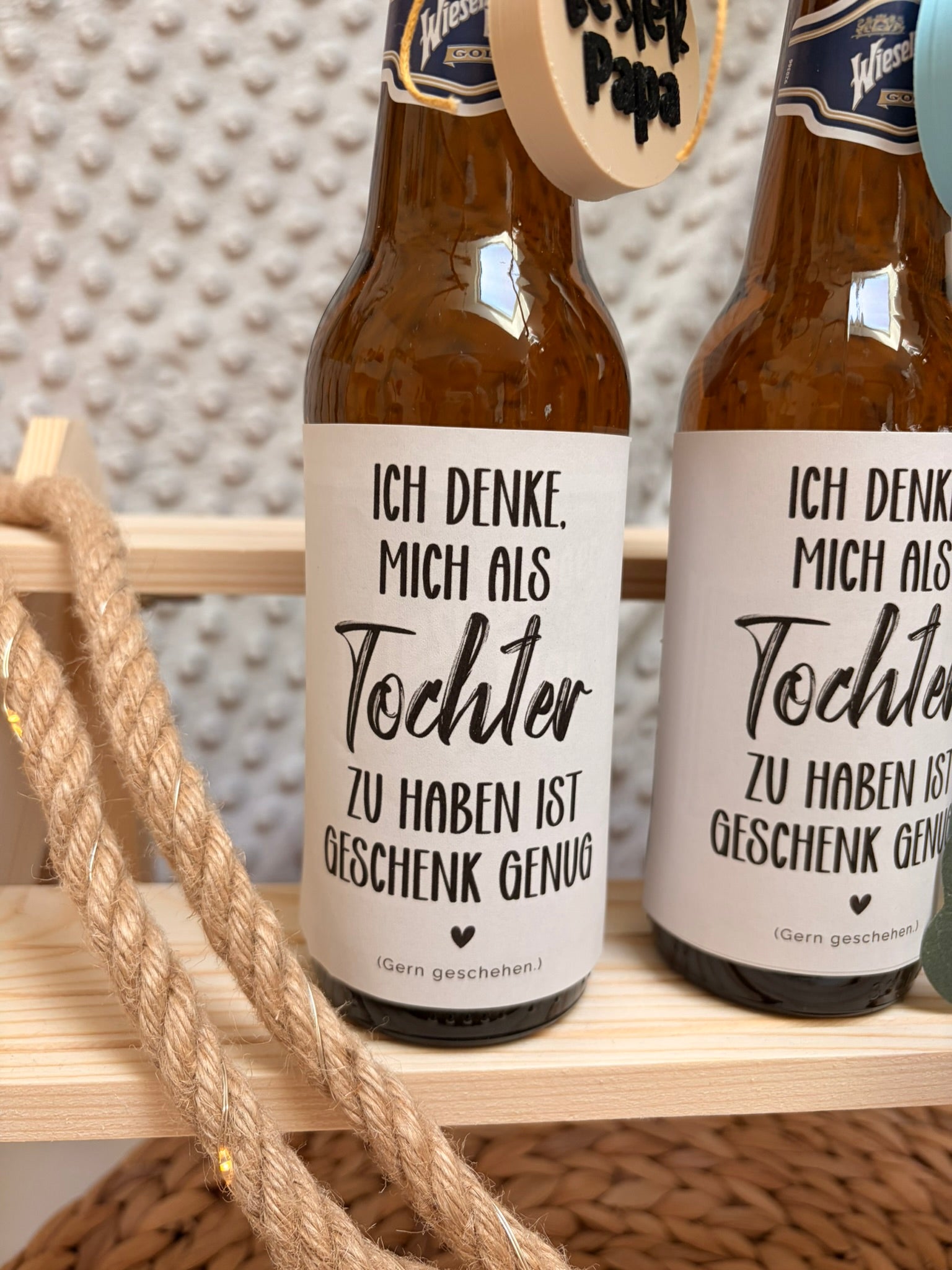 Bierflasche mit Spruch und Öffner