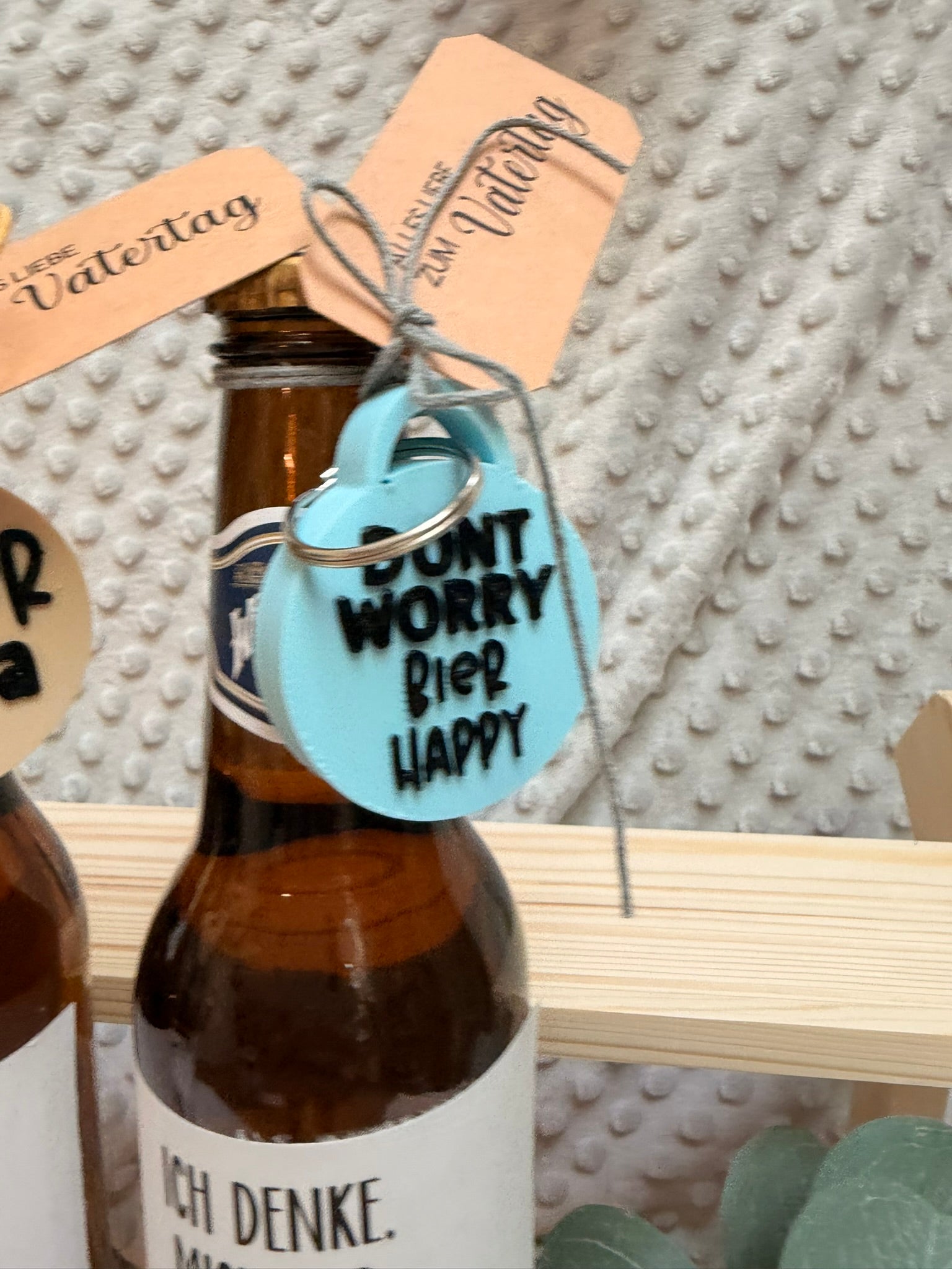 Bierflasche mit Spruch und Öffner