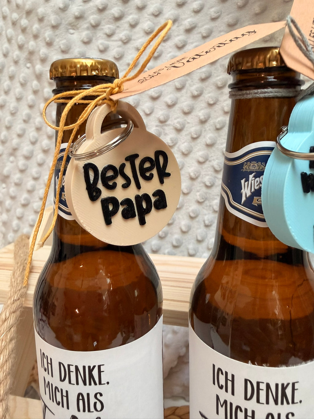 Bierflasche mit Spruch und Öffner