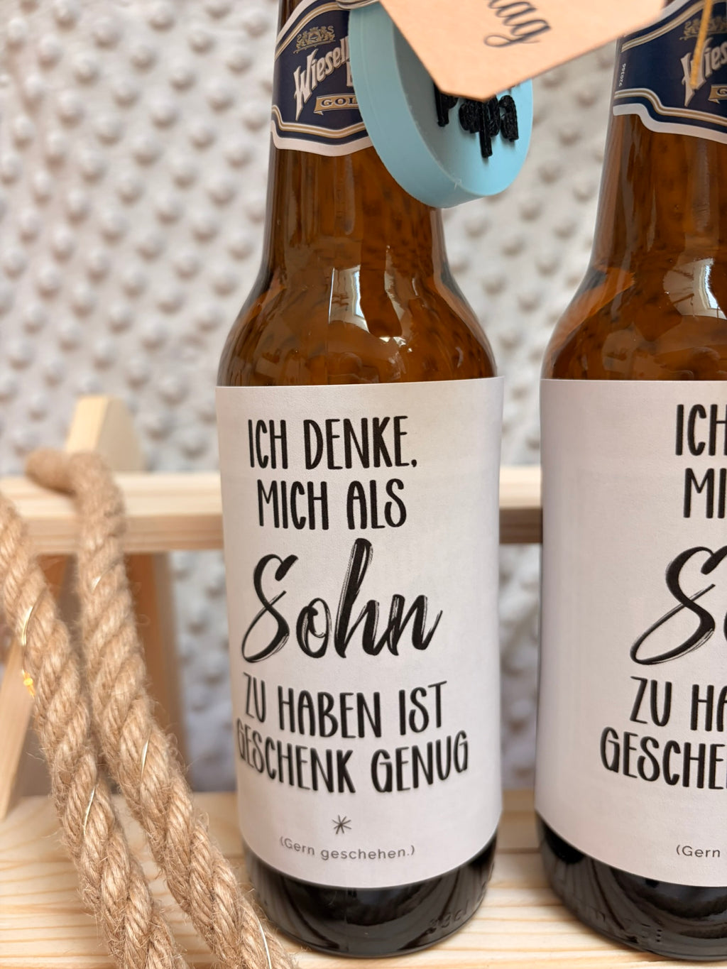 Bierflasche mit Spruch und Öffner