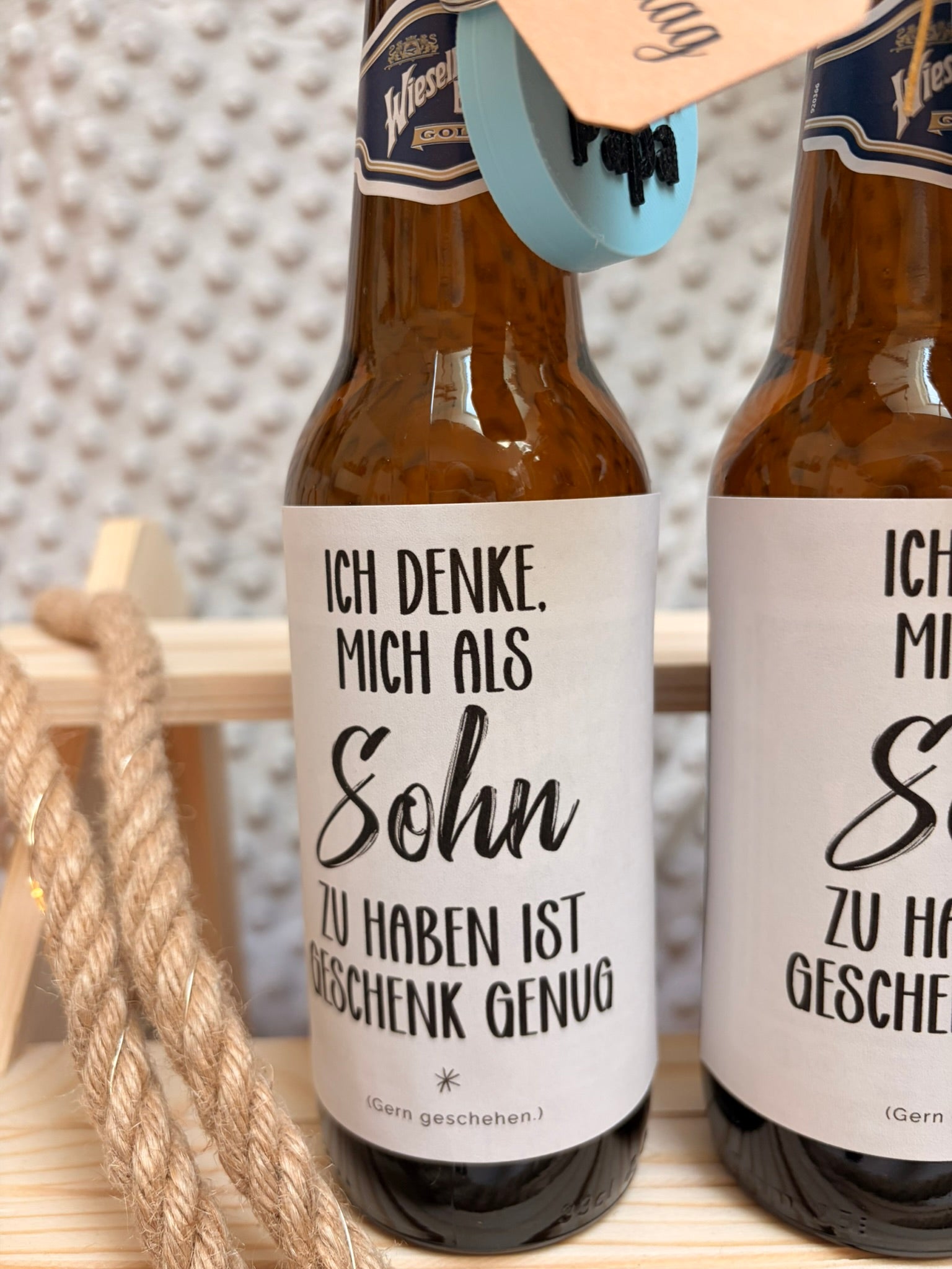 Bierflasche mit Spruch und Öffner
