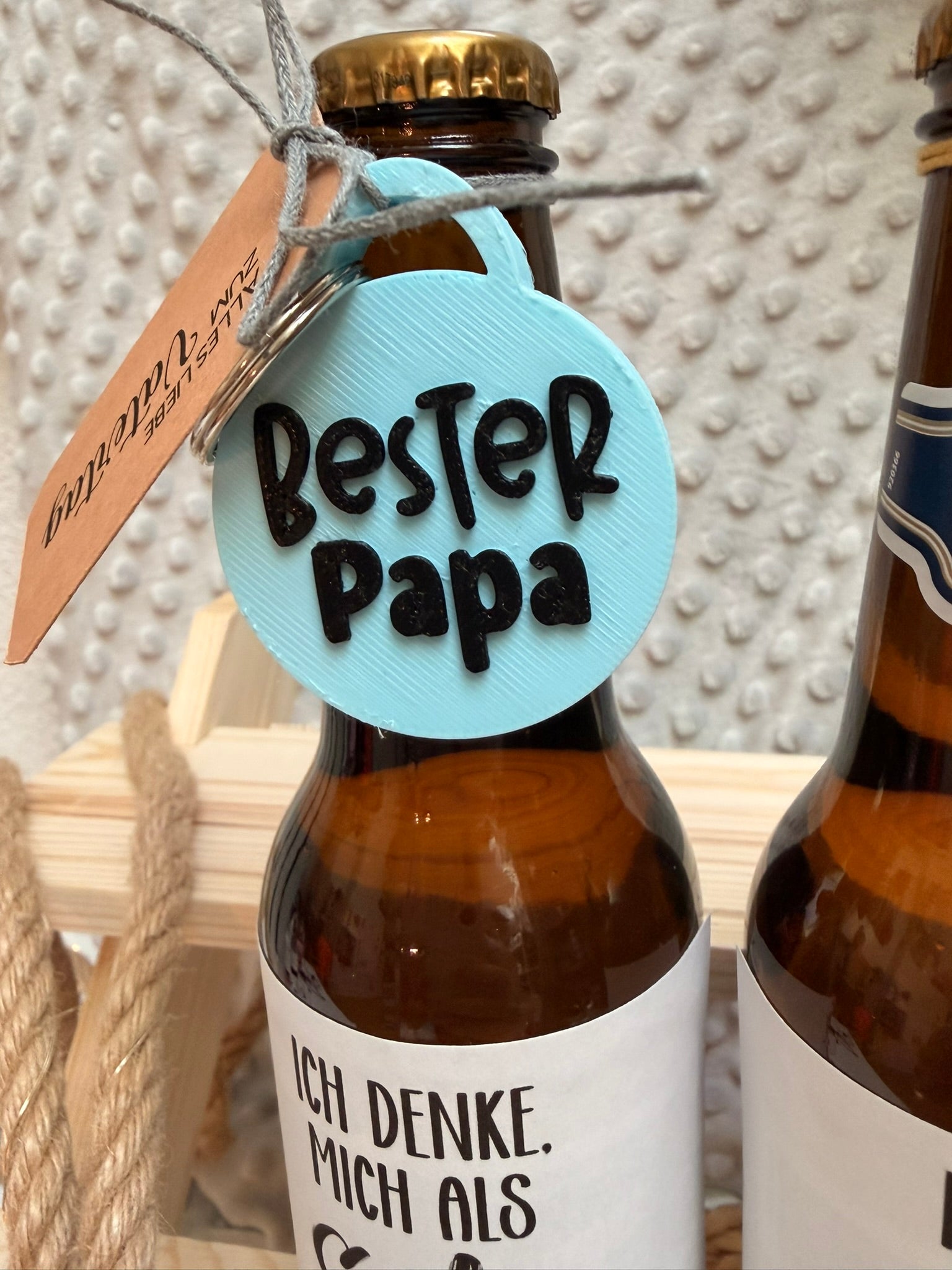 Bierflasche mit Spruch und Öffner